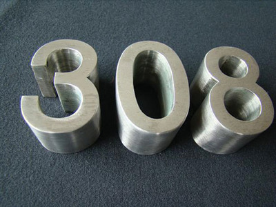 专业广告字牌定制服务 不锈钢字、烤漆字与铝字的制作与应用